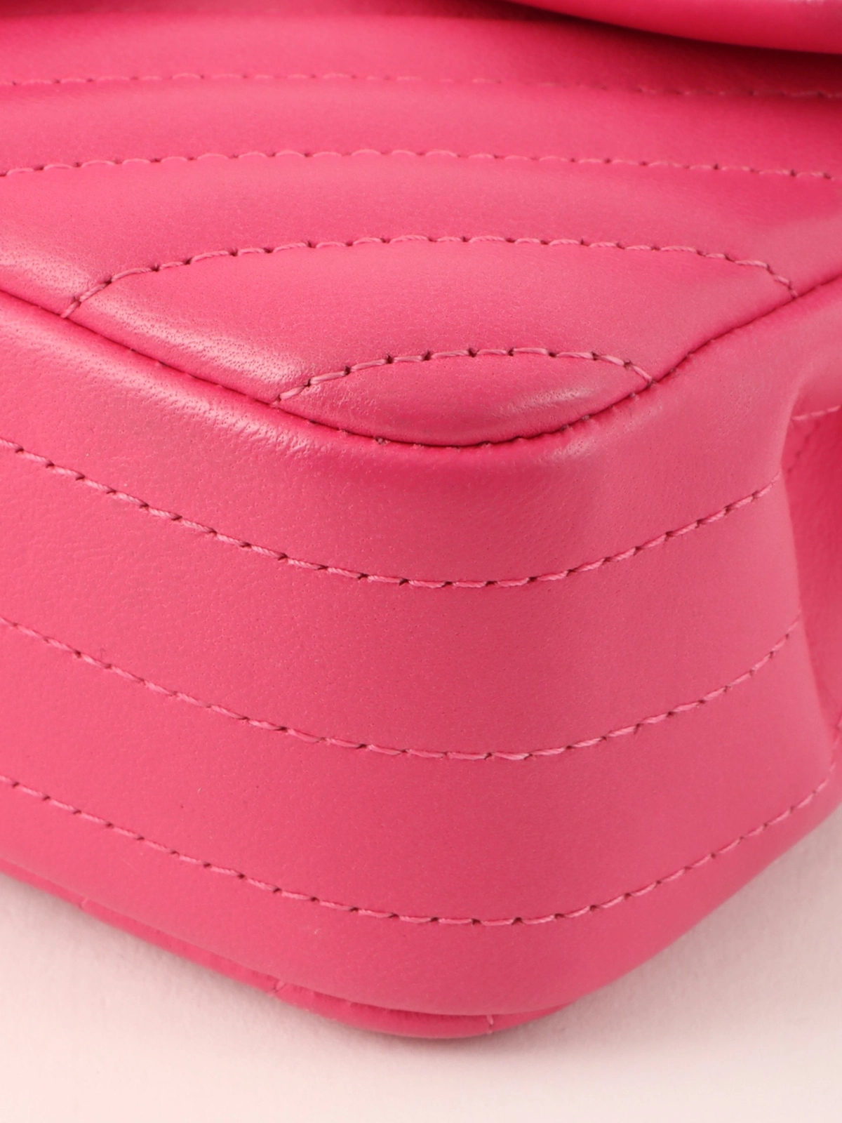 CHANELリボンネオピンク1ロール50m CHANEL 2014年頃製 VステッチCCターンロックチェーンバッグミニ