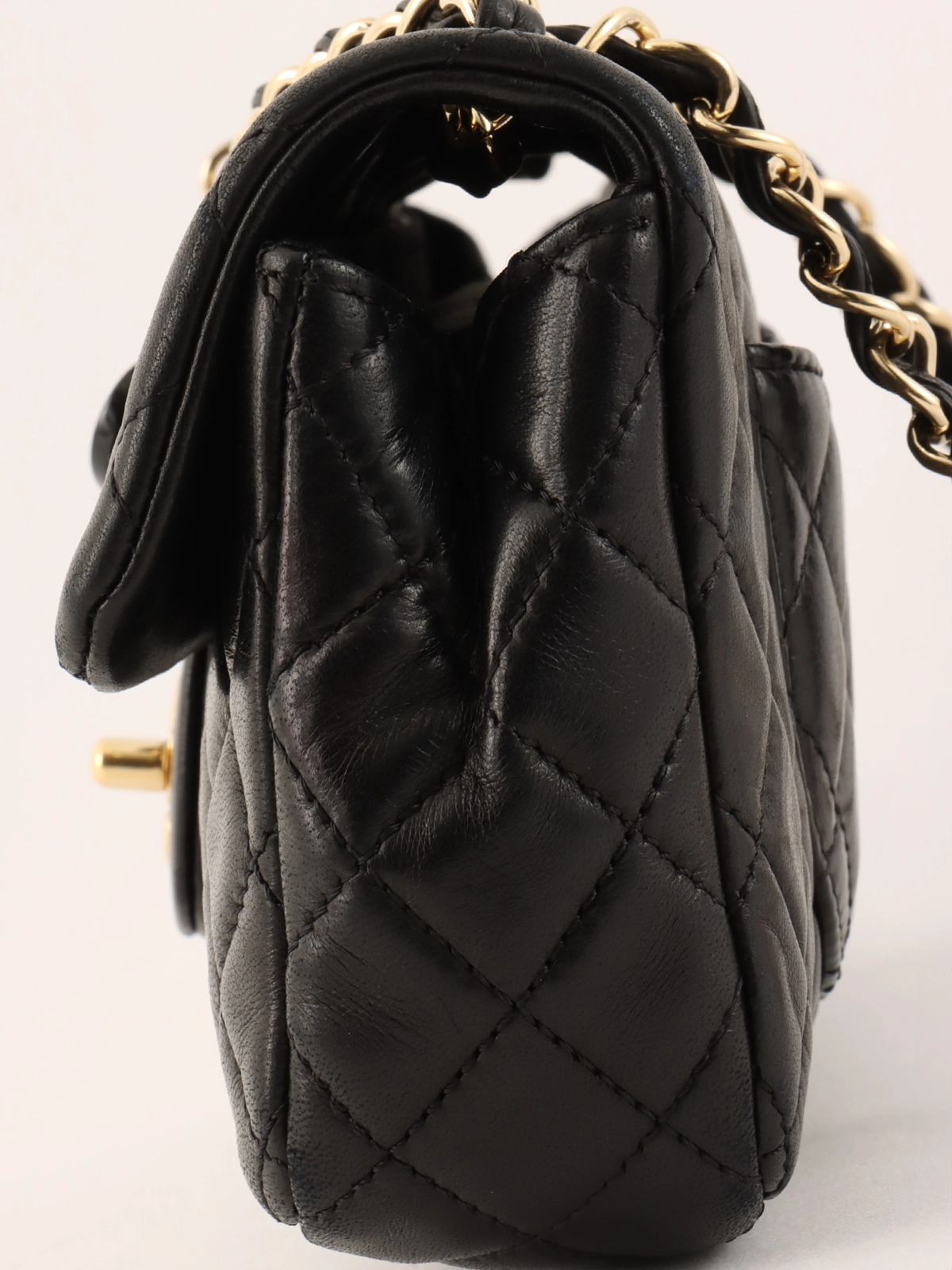 CHANEL チャーム Chanel Black Quilted Lambskin Pearl Crush Small Box Bag