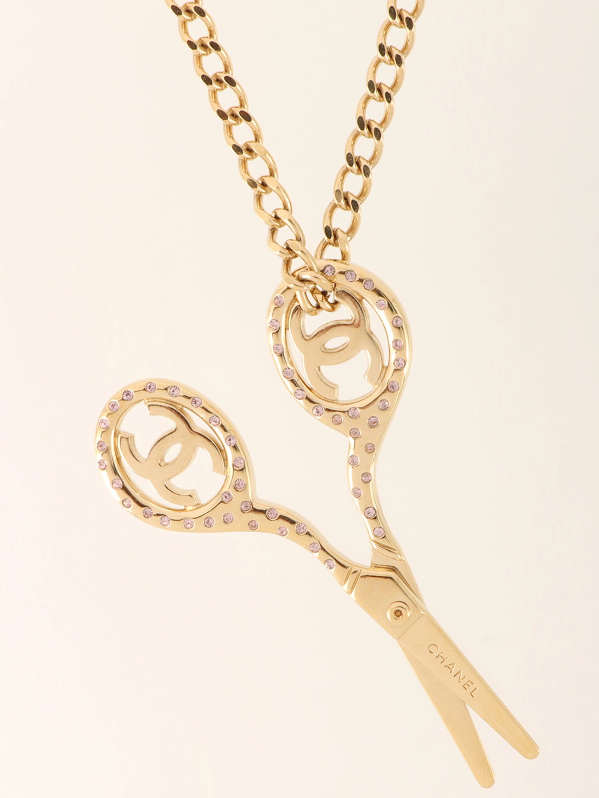 2025の新作!!【CHANEL】CCロゴ マルセイユモチーフネックレス CHANEL 2002年製 ラインストーンシザーモチーフCCマーク