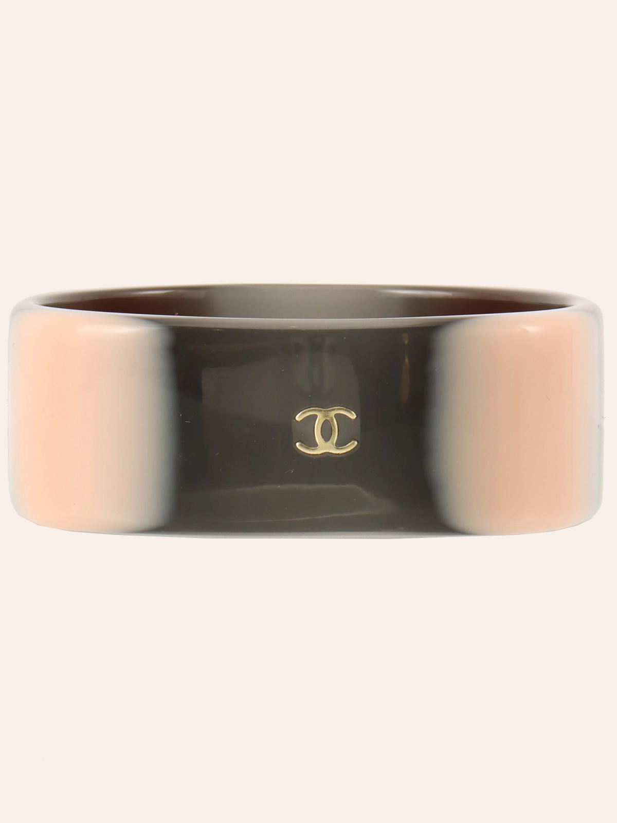 お値下げしました！CHANEL ヴィンテージ　ロゴ入り　アクリルバングル から厳選した お値下げしました！ アクリルバングル ロゴ入り