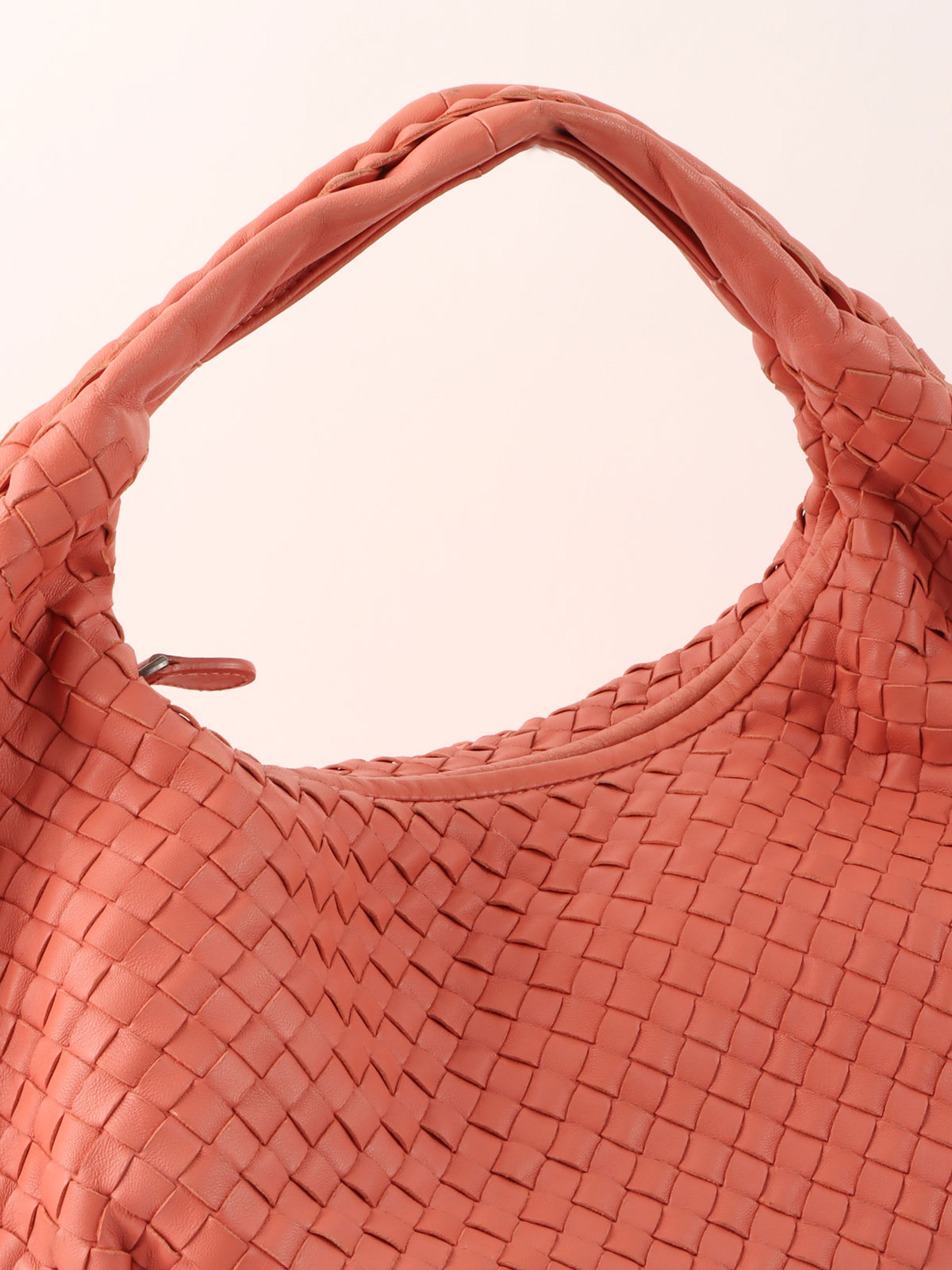 BOTTEGA VENETA イントレチャートホーボーバッグ サーモンピンク