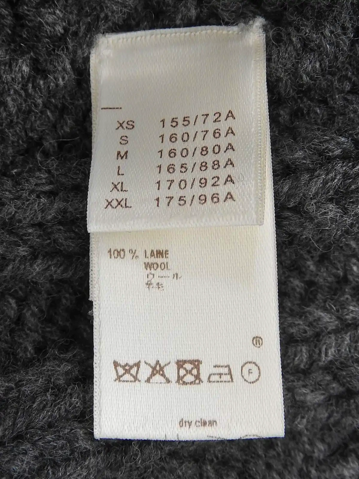 LOUIS VUITTON ウールロゴボタンニットポンチョ