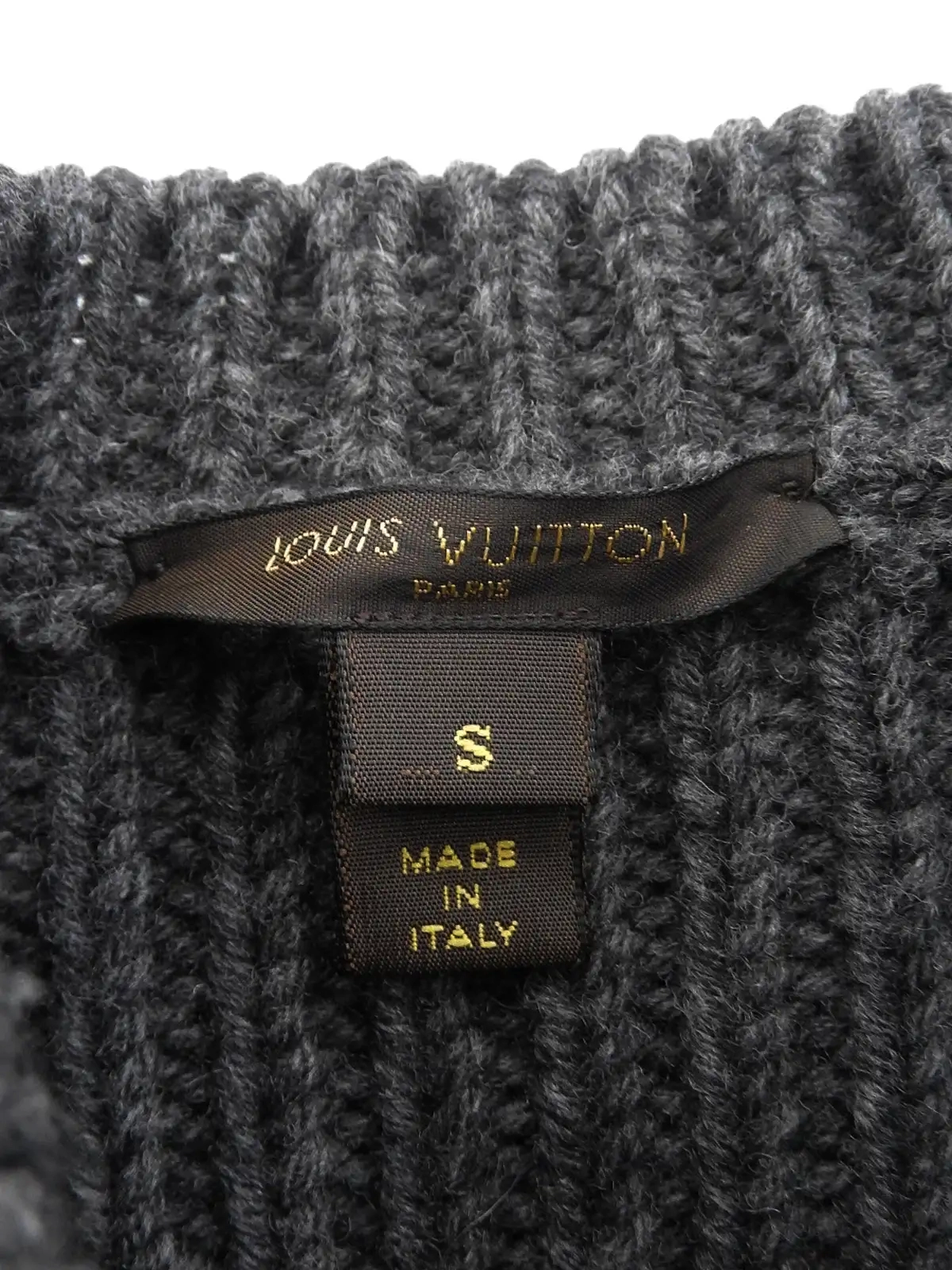 黒20、チョコ20 LOUIS VUITTON ウールロゴボタンニットポンチョ