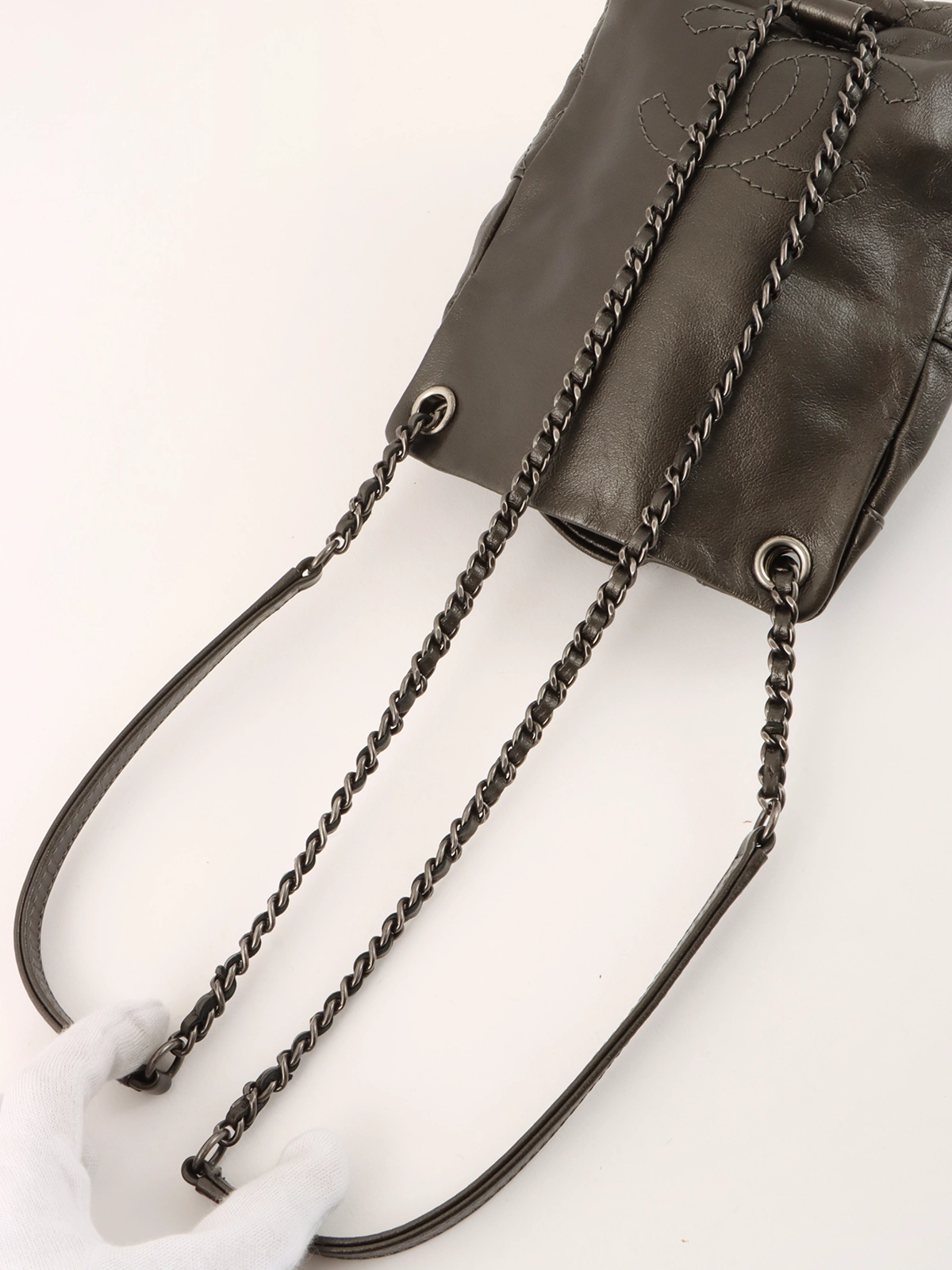 CHANEL - むぎページ CHANEL 2015年頃製 CCターンロックバックパックミニ メタリック