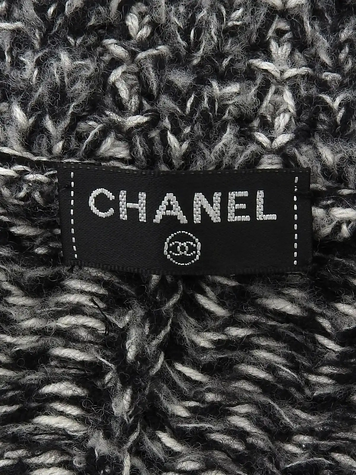 CHANEL ラインストーンCCマークボタンチェーンデザインニット