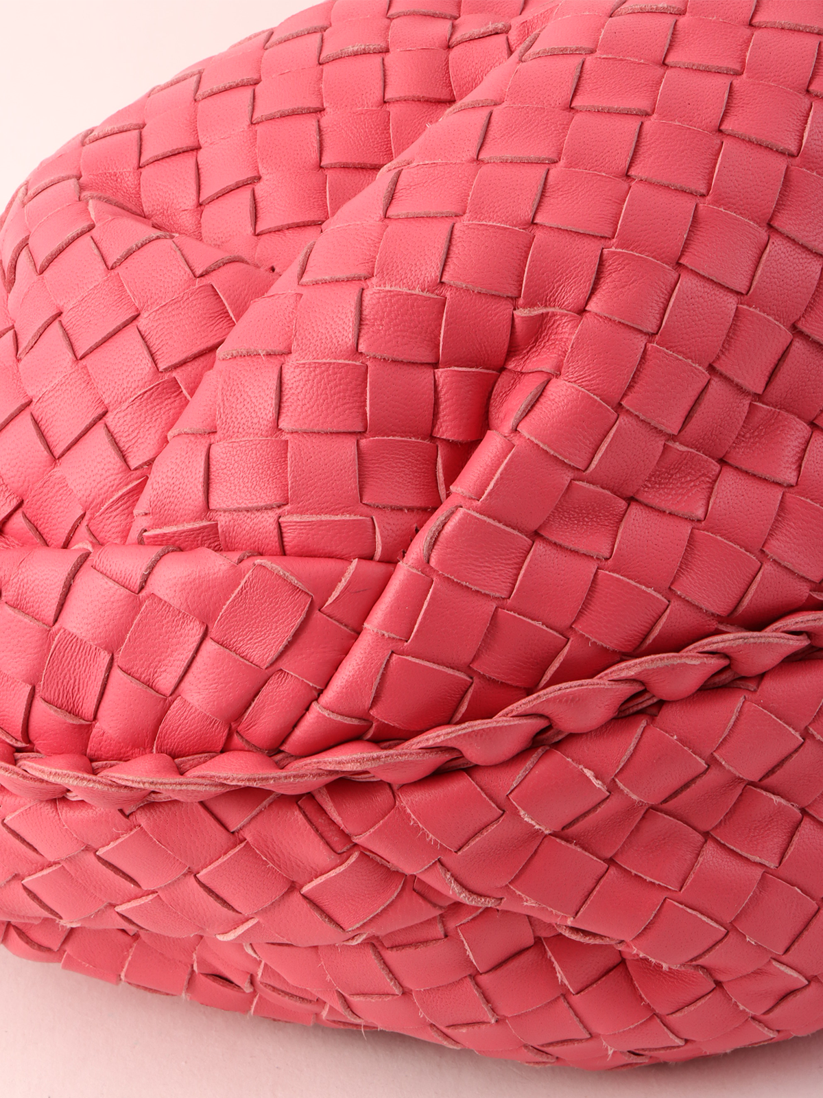 BOTTEGA VENETA イントレチャートホーボーバッグ ピンク