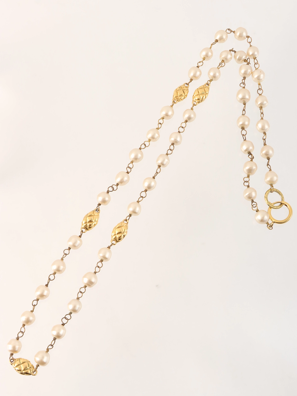 パールホワイト&ゴールドロゴ♪【CHANEL】24SS ロングネックレス パールホワイト&ゴールドロゴ♪【CHANEL】24SS ロングネックレス